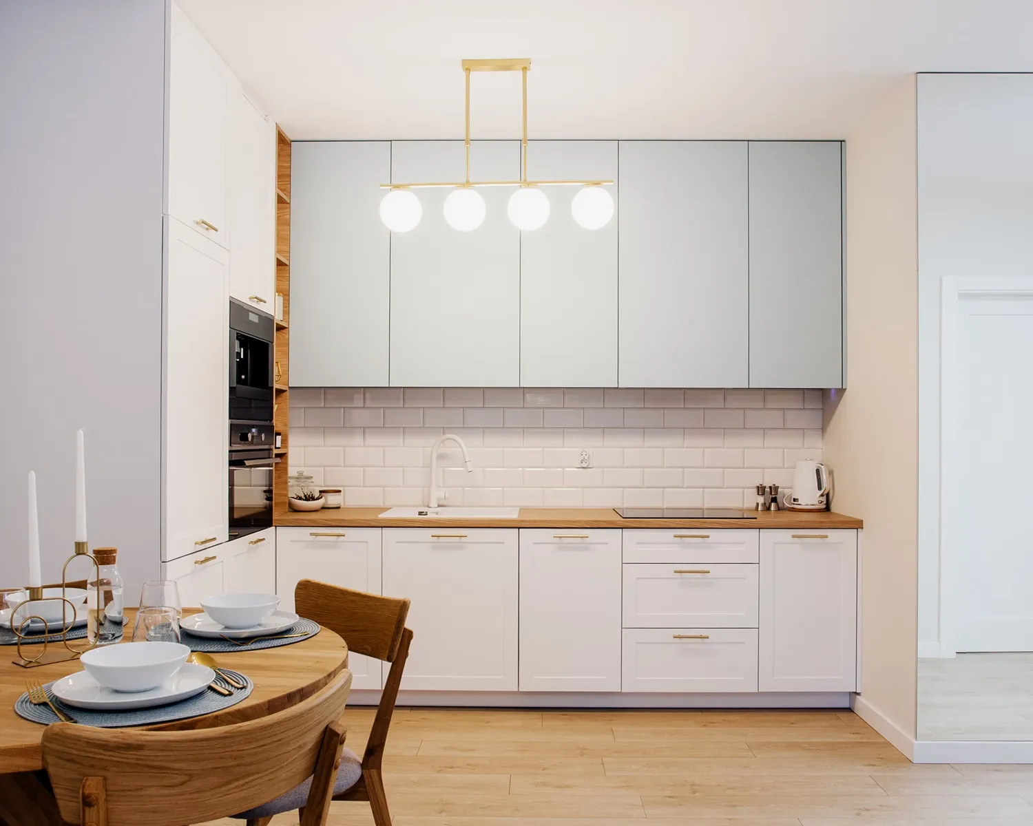 Kuchnia z białą ciegiełką